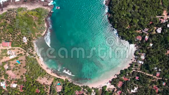 斯里兰卡Hiriketiya热带海滩的空中镜头视频的预览图