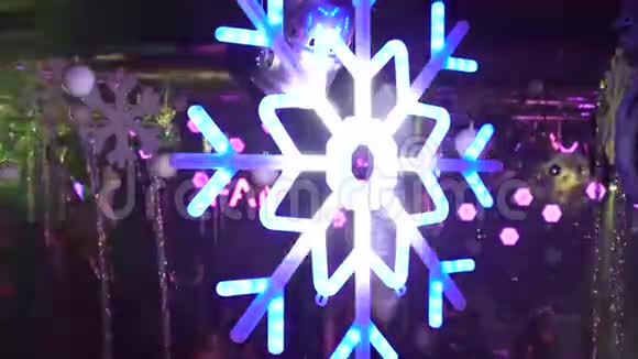 发光的新年装饰户外冬季新年街装饰雪花视频的预览图