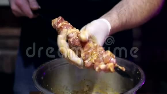 餐厅里的厨师南湖肉片上的chomper烧烤前准备烤串视频的预览图