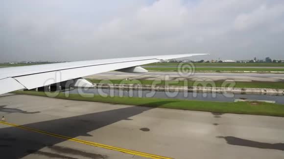 从跑道的飞机窗口看飞机降落在机场视频的预览图