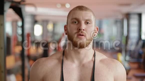 健身者在健身房的特写肖像深呼吸视频的预览图