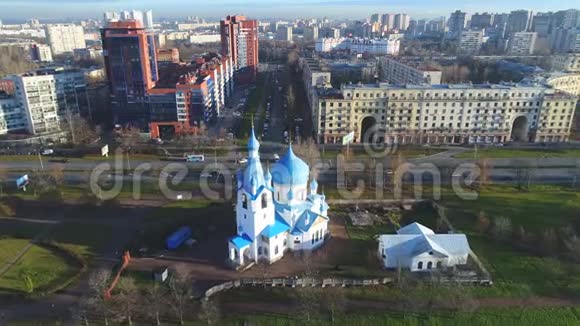 莫斯科地区背景下的圣诞教堂圣彼得堡空中录像视频的预览图