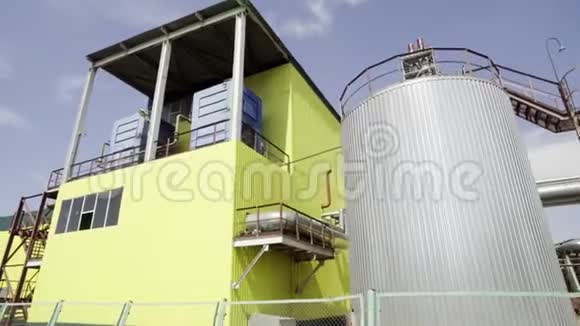 工业区有管道黄色的木屋塔有楼梯和巨大的蓄水池视频的预览图