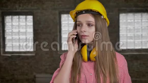 年轻紧张的女建筑商在电话上交谈沟通观念视频的预览图