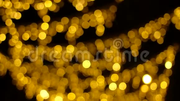 抽象模糊的金色闪光灯泡灯在黑色背景上视频的预览图