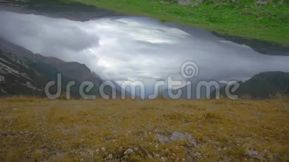 在阴天播放的带有特效的阿尔卑斯山的视频蒙太奇视频的预览图