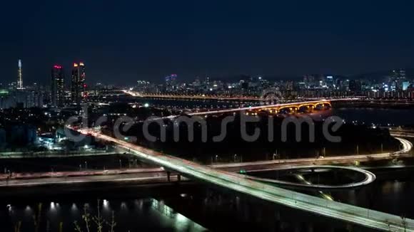 首尔夜景时光流逝高速公路的顶部景观视频的预览图