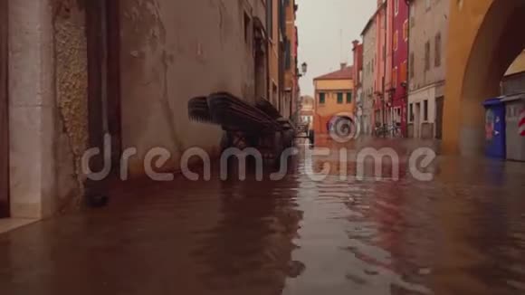 晚上威尼托市的道路被洪水淹没视频的预览图