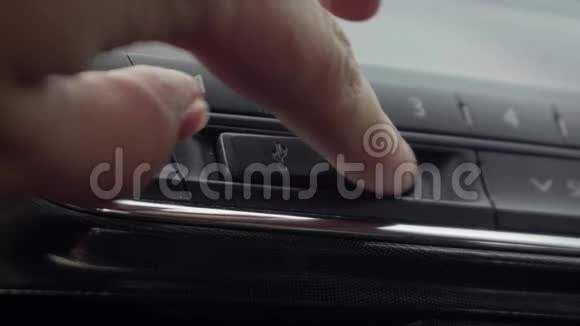 女性手插入USB电缆汽车视频的预览图