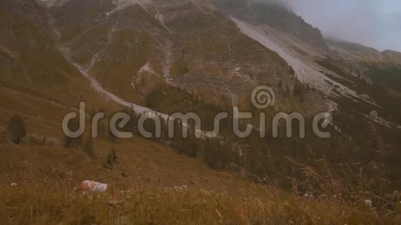 这是一幅美丽的全景图山高山高云高牧牛的钟声视频的预览图