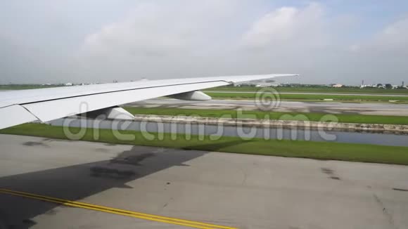 飞机机翼飞越跑道飞机准备起飞视频的预览图