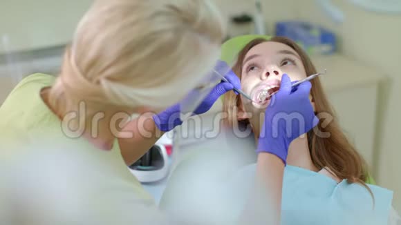 牙医用医用手套检查病人牙齿病人的牙科治疗视频的预览图