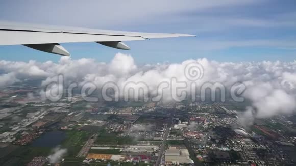 飞机飞过地球上空的云层城市道路和屋顶在下面可见视频的预览图