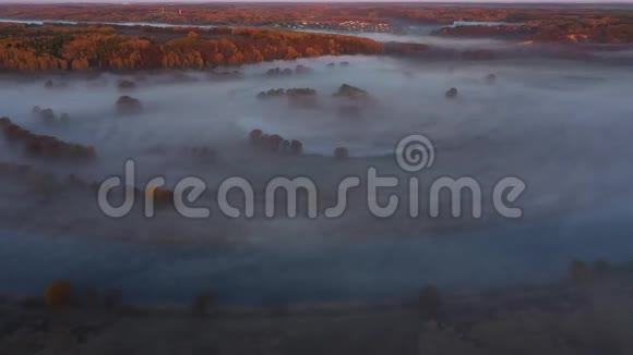 4K航天角度早晨阳光明媚雾蒙蒙的河水视频的预览图