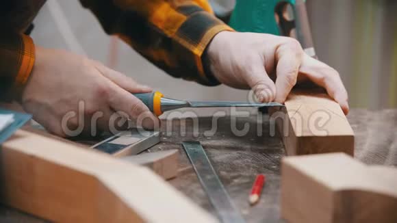 木工木工在木块上切割凹槽视频的预览图