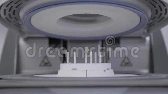 牙科诊所高温烘箱中的人工牙牙科技师在特制炉子上烤瓷牙视频的预览图