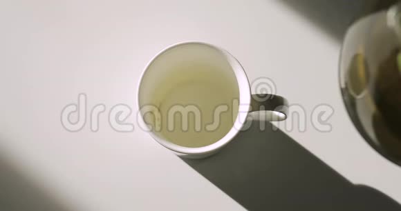 将绿茶倒入白杯中俯视包括原始音频视频的预览图