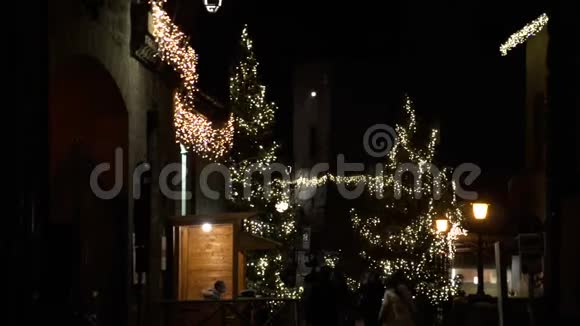 旧城FDV圣诞灯的神秘气氛视频的预览图