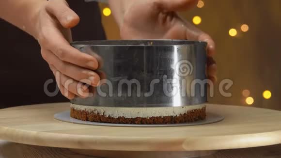 厨师用咸焦糖从胡萝卜蛋糕上取出模子视频的预览图