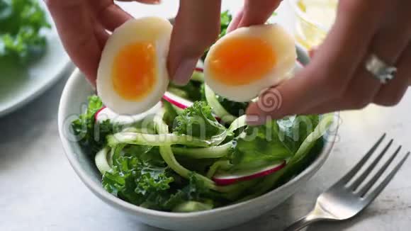 煮熟的鸡蛋和黄瓜做成的健康沙拉视频的预览图