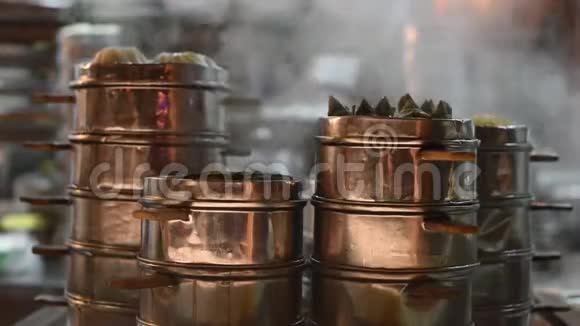 厨师在餐馆里用传统的铜蒸锅煮饺子视频的预览图