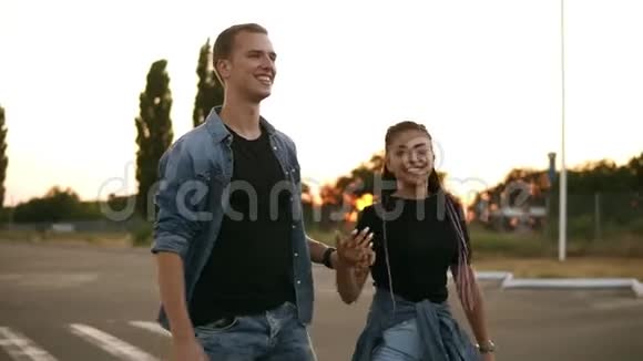 特写镜头一对夫妇牵着手拥抱在一起走在商场停车场青年视频的预览图