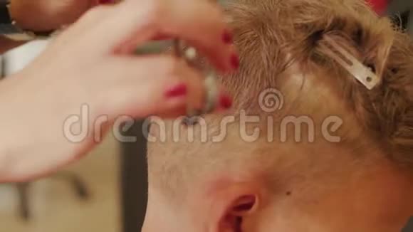 理发师用剪刀剪头发特写视频的预览图