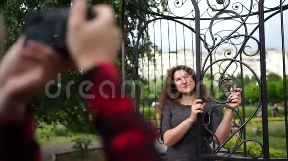 为公园里的女摄影师摆姿势视频的预览图
