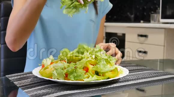 厨房用女性手做蔬菜沙拉视频的预览图