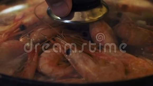 大虾在煎锅上煎视频的预览图