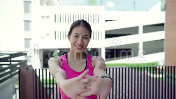 慢动作健康美丽的年轻亚洲跑步女子感到快乐微笑和寻找相机后跑步视频的预览图