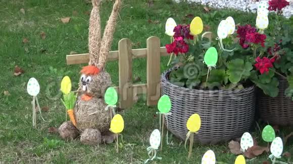 花园和后院的复活节装饰复活节快乐视频的预览图