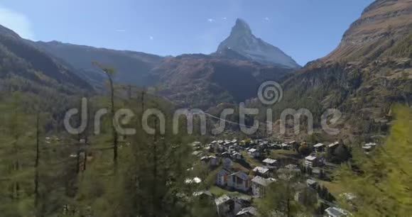 出现在树木之间的Zermatt村空中4K视频的预览图