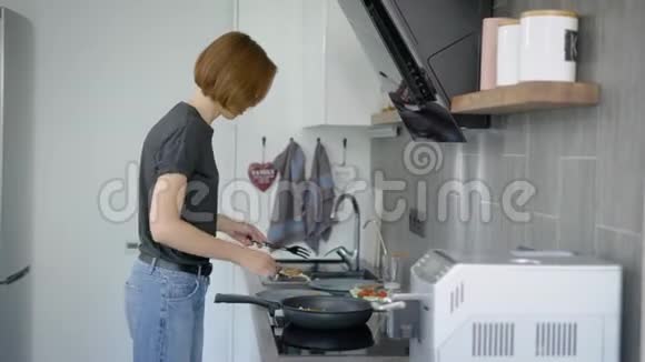 漂亮的女人留着短发在家做美味的早餐视频的预览图