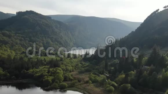 爱尔兰美丽的威克洛山空中无人机镜头视频的预览图