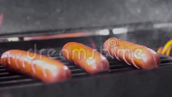 烤香肠猪肉香肠是在热烧烤架上翻过来的肉和火特写镜头慢镜头视频的预览图