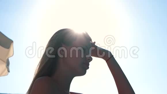 女孩戴上太阳镜视频的预览图