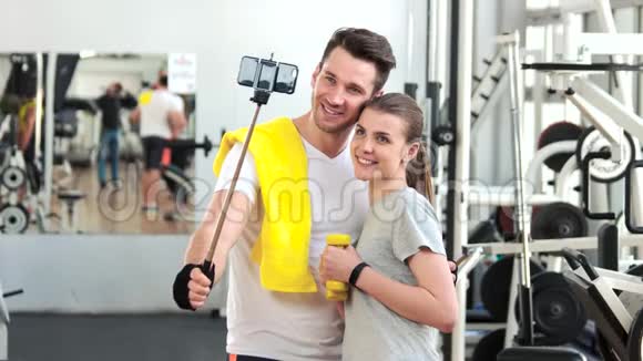 微笑的夫妇在健身房自拍视频的预览图