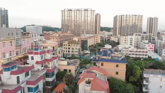 现代建筑背景下的中国旧区视频的预览图