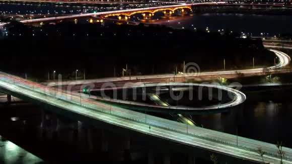 首尔夜景时光流逝高速公路的顶部景观视频的预览图