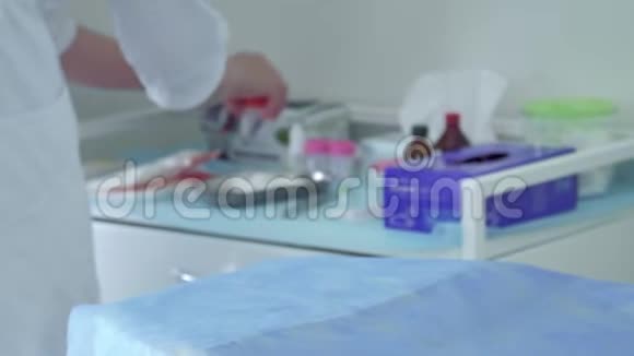 医生在手术后打扫她的工作场所视频的预览图
