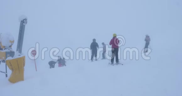 准备从山上滑雪的业余滑雪者视频的预览图