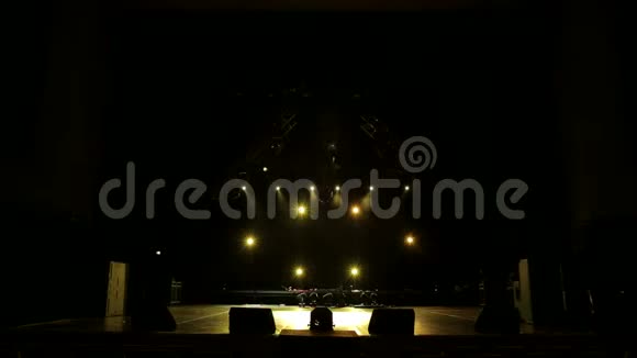 在舞台上的音乐会上黄色的射线呈心形视频的预览图