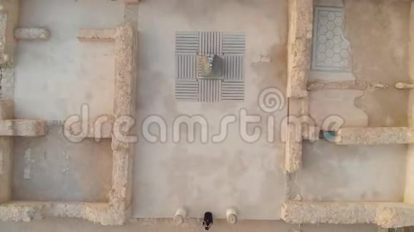 高空4K视野MASADAISRAEL拍摄飞行无人机一个古老的犹太人Masada四方直升机的升起视频的预览图