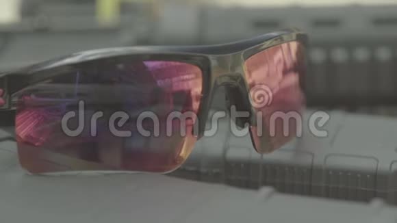 抛光安全眼镜用于拍摄特写镜头视频的预览图