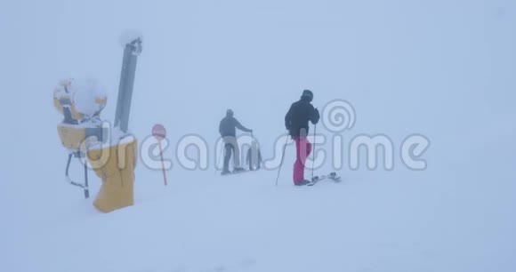 一个业余滑雪者带着滑雪板走下坡路视频的预览图
