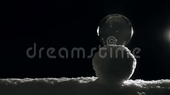 冰冰球在雪人身上视频的预览图