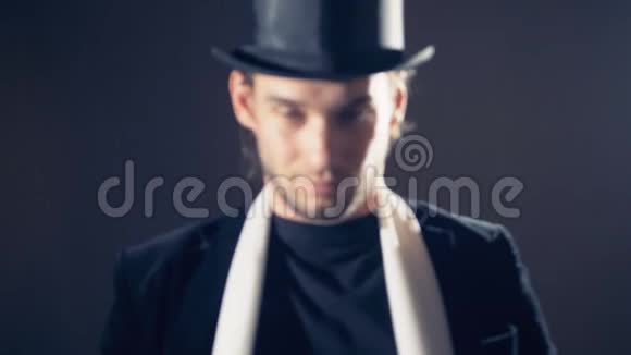 一个魔术师把围巾系在脖子上解开的慢镜头视频的预览图