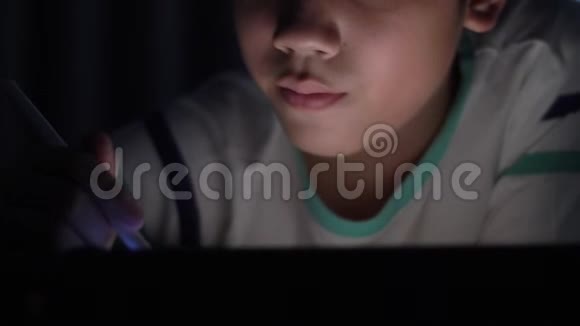 用手写笔在平板电脑屏幕上可爱的亚洲儿童手绘视频的预览图