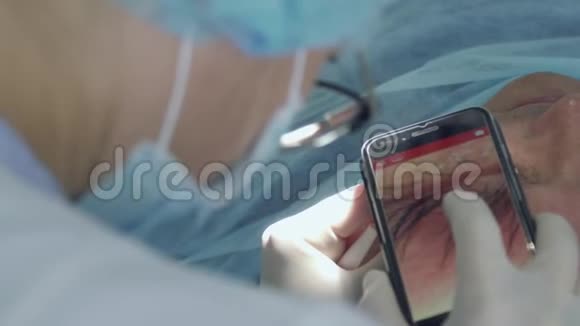 皮肤科医生在电话上做胎记的宏观照片视频的预览图